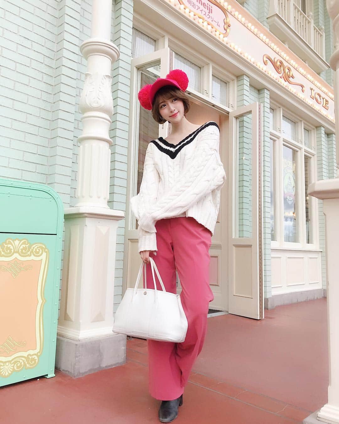 のインスタグラム：「#ootd 🌸🌷🎀👙🦄🍬🎟💗 * #sweater …#cityshop  #pants …#SNIDEL #bag … #HERMES #boots …#cocodeal * こうゆうパンツスタイル久々かも🥳 ざっくりニットに合わせて格好良くなりすぎないように🤫💗 * * * #ピンクパンツ#ディズニーコーデ#コーデ#coordinate#きょコ#ピンクコーデ#Disneyland#TDL#ニットコーデ#エルメス#スナイデル#snidelコーデ#シティーショップ」