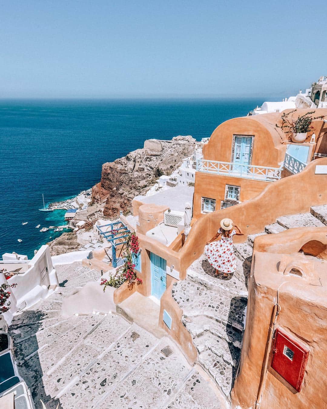 Izkizのインスタグラム：「Twirling my way around the streets of Santorini 💙 Have you ever been to this picturesque island? I wasn’t sure what to expect after i’d seen soooo many photos, but it’s even more beautiful in real life & the perfect place for a Summer getaway!」