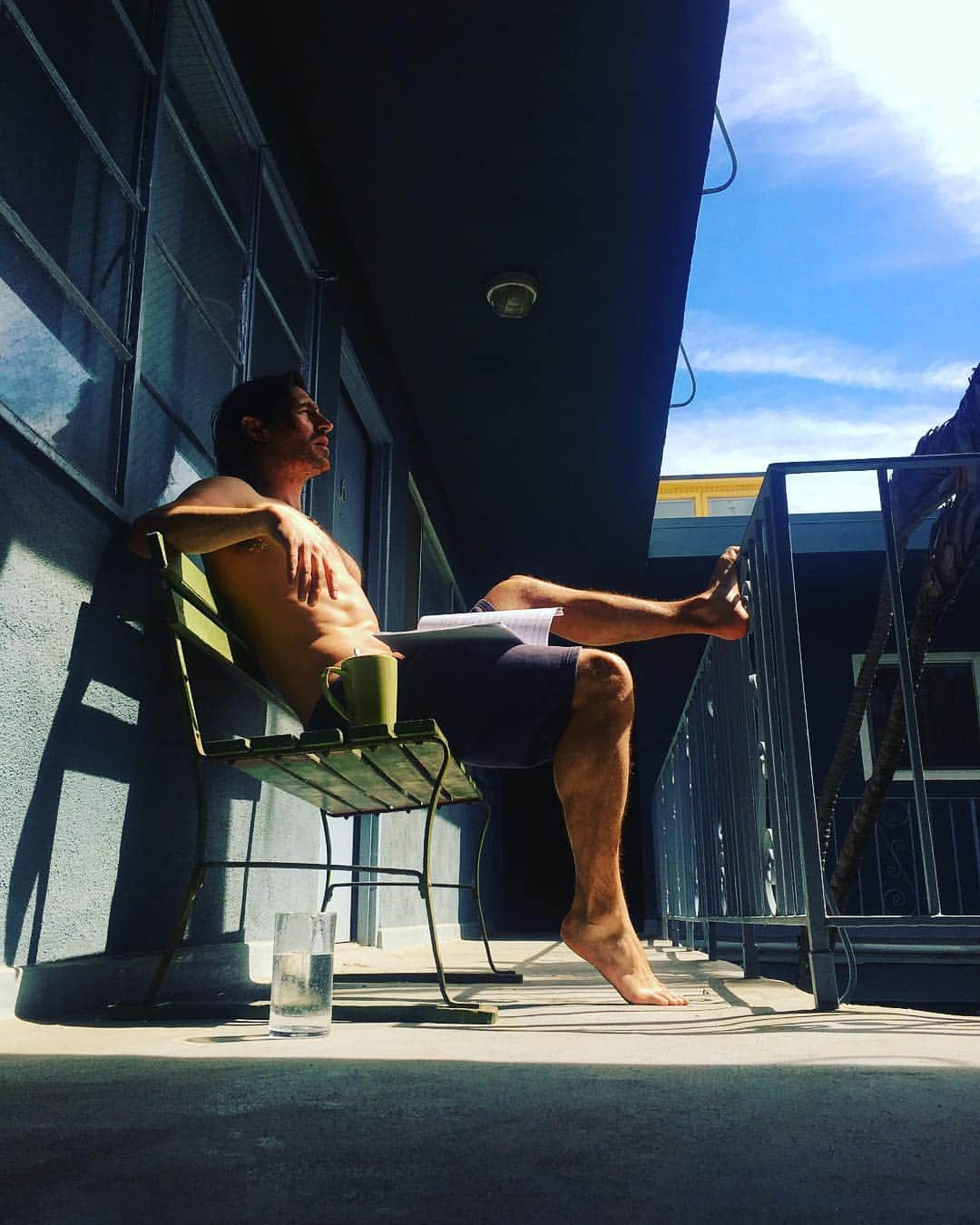 オーエン・マッケンさんのインスタグラム写真 - (オーエン・マッケンInstagram)「Morning scripting Cos sun and coffee helps characters appear」4月19日 3時53分 - eoincmacken