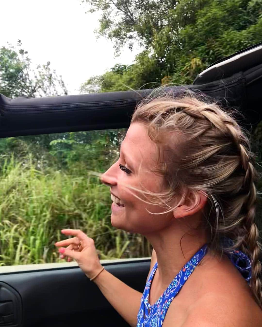 カーステン・ムーア＝タワーズさんのインスタグラム写真 - (カーステン・ムーア＝タワーズInstagram)「Driver’s viewpoint of useless navigational co-pilot 🤷🏼‍♀️ #jeeplife #kauai #chasingthesun」4月19日 3時56分 - kirsten_mt