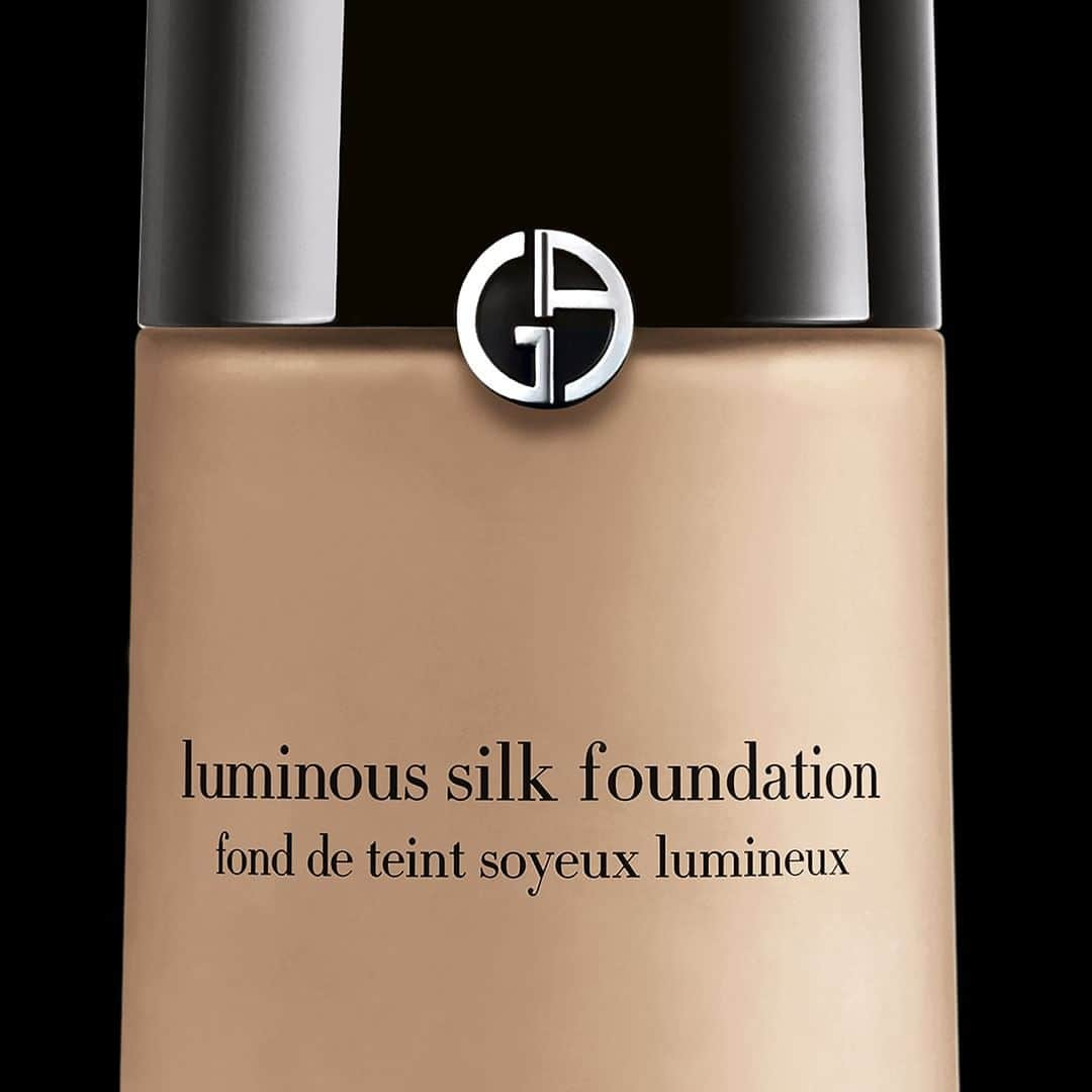 Armani Beautyさんのインスタグラム写真 - (Armani BeautyInstagram)「Lightweight and comfortable, rediscover LUMINOUS SILK foundation for a flawless lit-from-within glow.  #ArmaniBeauty #LuminousSilk #makeup」4月19日 3時59分 - armanibeauty