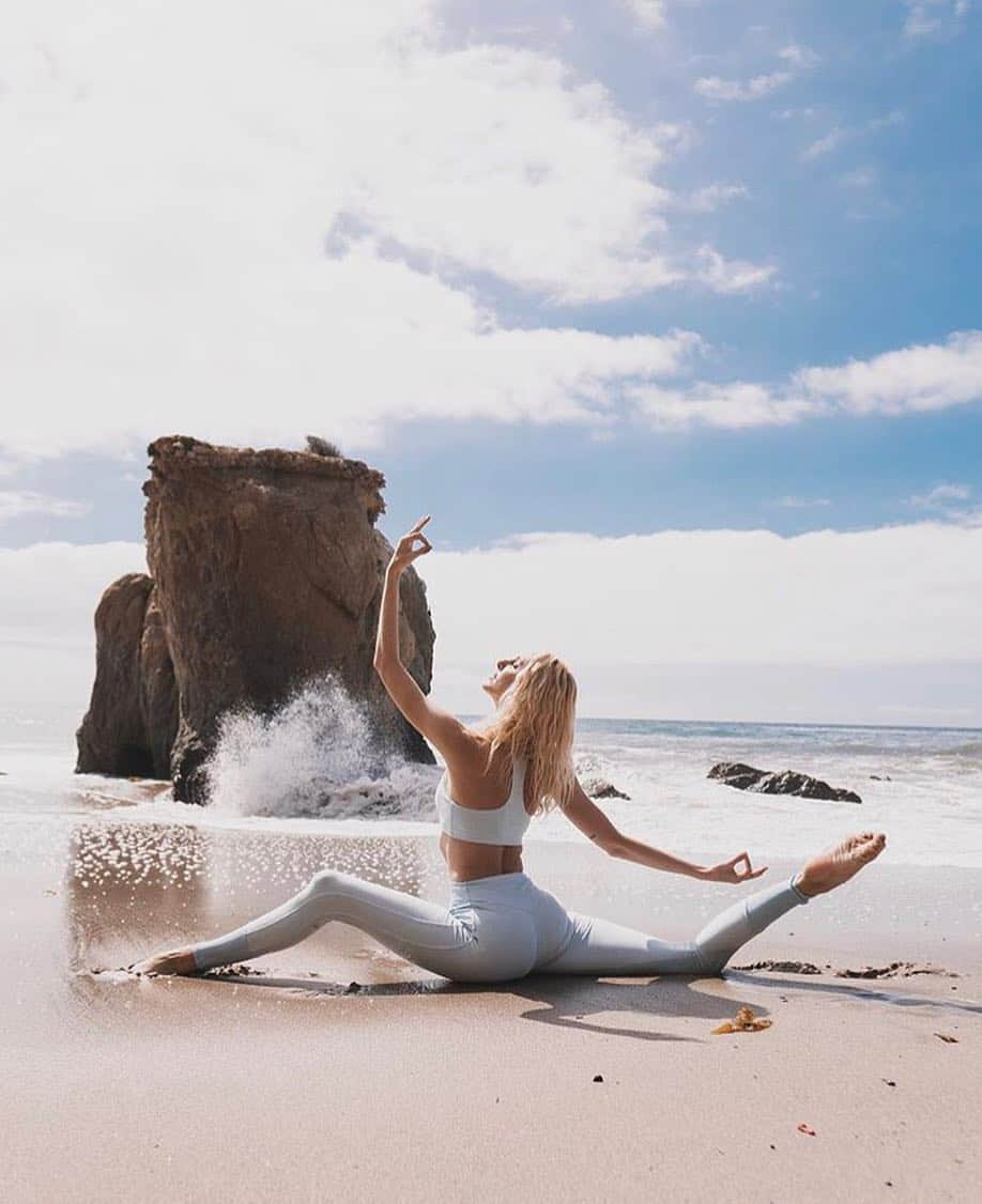 ALO Yogaさんのインスタグラム写真 - (ALO YogaInstagram)「Go to the ocean 🌊 lose your mind & find your soul ✨  @gypsetgoddess grounds herself between the sun & the sand in her new Powder Blue Alosoft Base Bra & Lounge Legging 🙏 #aloyoga #yoga #summer  What beaches will you be finding your soul at this summer!? Comment below ❤️」4月19日 4時01分 - aloyoga