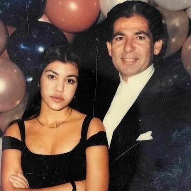 E! Onlineさんのインスタグラム写真 - (E! OnlineInstagram)「Shake up those salad bowls and get ready for some major throwbacks! Celebrate Kourtney Kardashian's birthday with more #tbt photos at the link in our bio. (📷: Instagram)」4月19日 4時02分 - enews