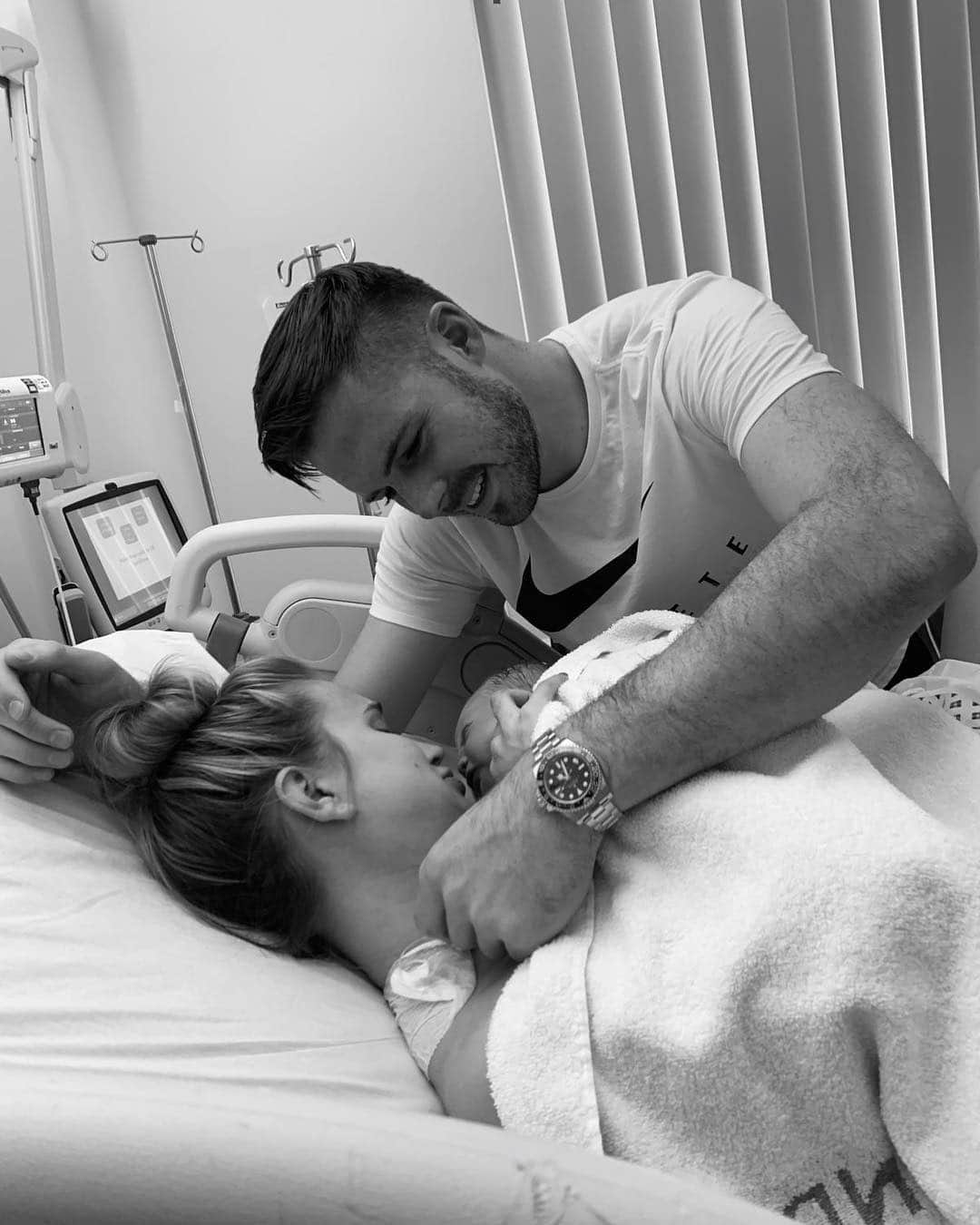 ジャック・バトランドさんのインスタグラム写真 - (ジャック・バトランドInstagram)「Our hearts couldn’t be more full, today we welcomed a beautiful baby boy into the world and we couldn’t be more in love. We can’t wait to give you the world George Matthew Butland ❤」4月19日 4時08分 - jbutland_