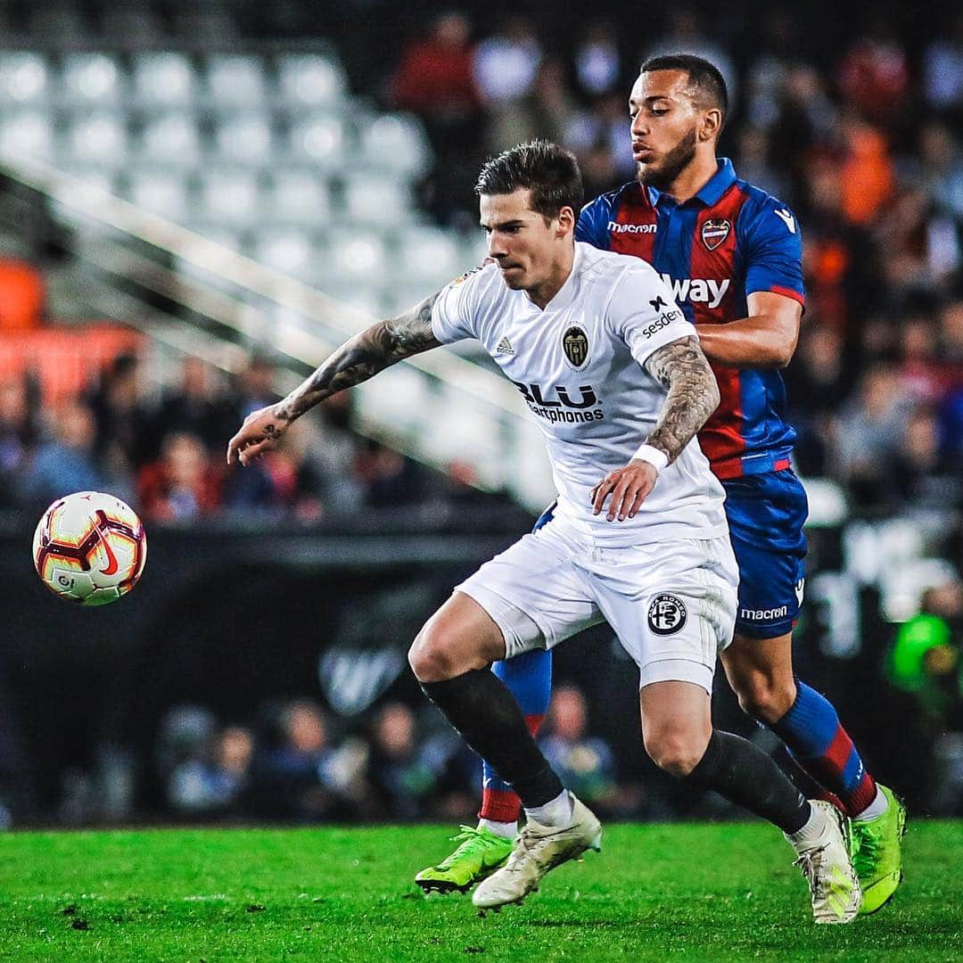 ルベン・ヴェソのインスタグラム：「6 finales!! 6 partidos, en que ahora más que nunca, TODOS JUNTOS para conseguir el objetivo!!! VAMOSSSS @levanteud 🐸💪🏽」
