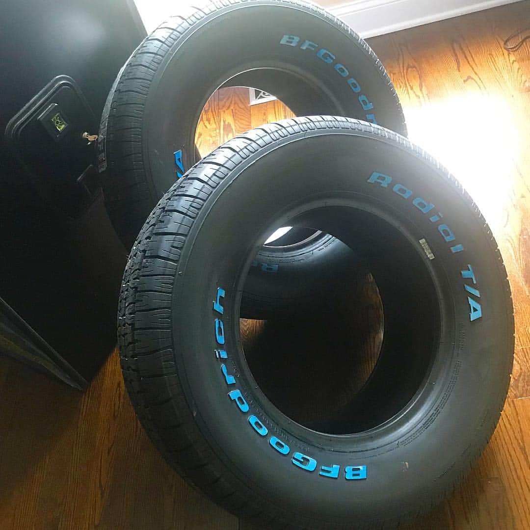 ファンクマスター・フレックスのインスタグラム：「My favorite rubber for my muscle cars! 275/60/15 rear! 225/60/15 front! Thanks Keith! @bfgoodrichtires My #69gtx about to be right! (Yes the tires are in the house)」