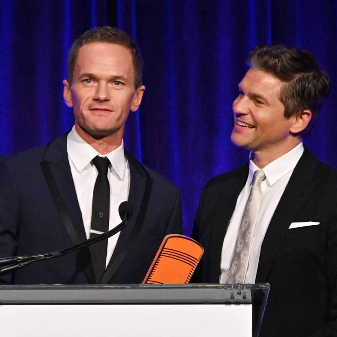 ニール・パトリック・ハリスさんのインスタグラム写真 - (ニール・パトリック・ハリスInstagram)「Happy Thursday! 🙂 Almost the weekend! 💙 #neilpatrickharris #davidburtka #nph #db #tagsforlikes #actors #lovethem #handsome #chef #repost #twitter #couple #husbands @nph @dbelicious 😘」4月19日 4時33分 - instagranph