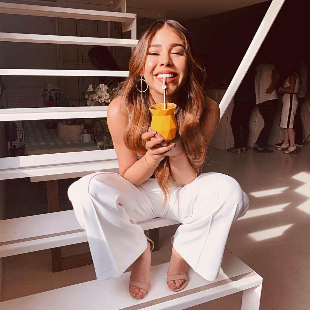 Danna Paolaさんのインスタグラム写真 - (Danna PaolaInstagram)「Acá el mate me hace una rana 🐸 muy feliz. 💛🇦🇷」4月19日 4時35分 - dannapaola