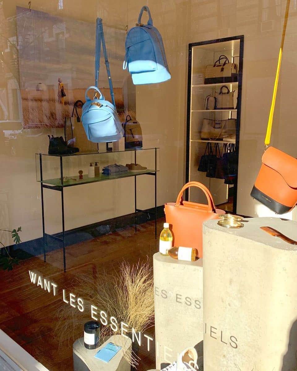 ウォントのインスタグラム：「Sun is shining on our SS19 collection featuring color-block Amber & Sunrise Yellow on the Corbusier bucket bag. — #WANTSS19 #wantlesesentiels #colorblock #womens #fashion」