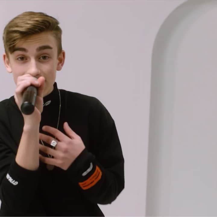 ジョニー・オーランドのインスタグラム：「did a fun live version of “waste my time” with my friends at @vevo! full video on my youtube channel! link in stories🚀」