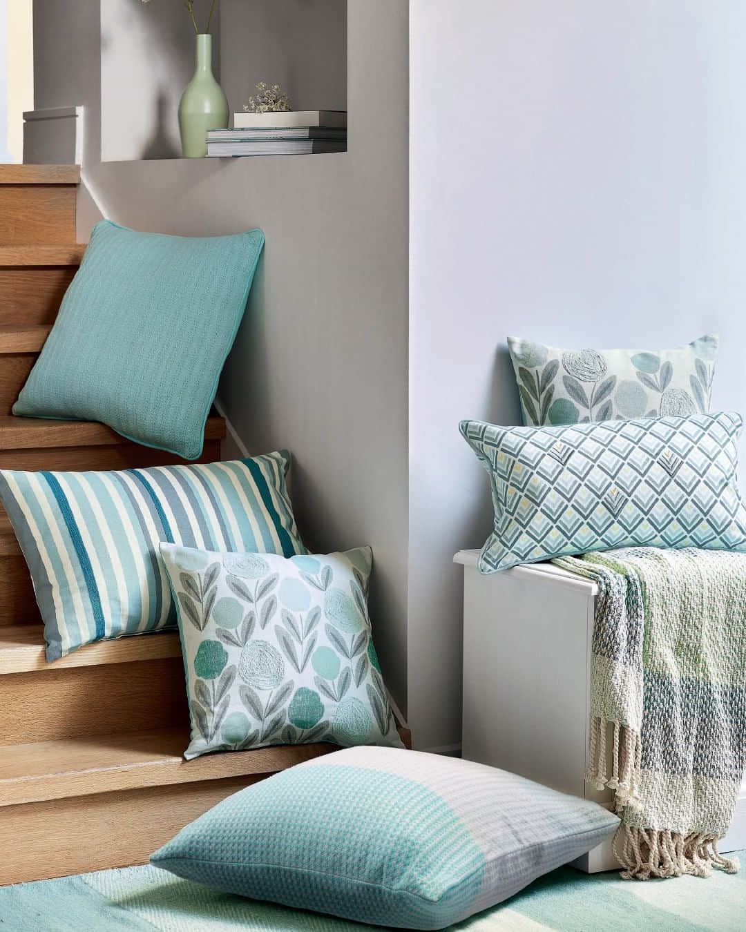 ローラアシュレイのインスタグラム：「Think soothing aqua shades and create a calming interior space 💙」
