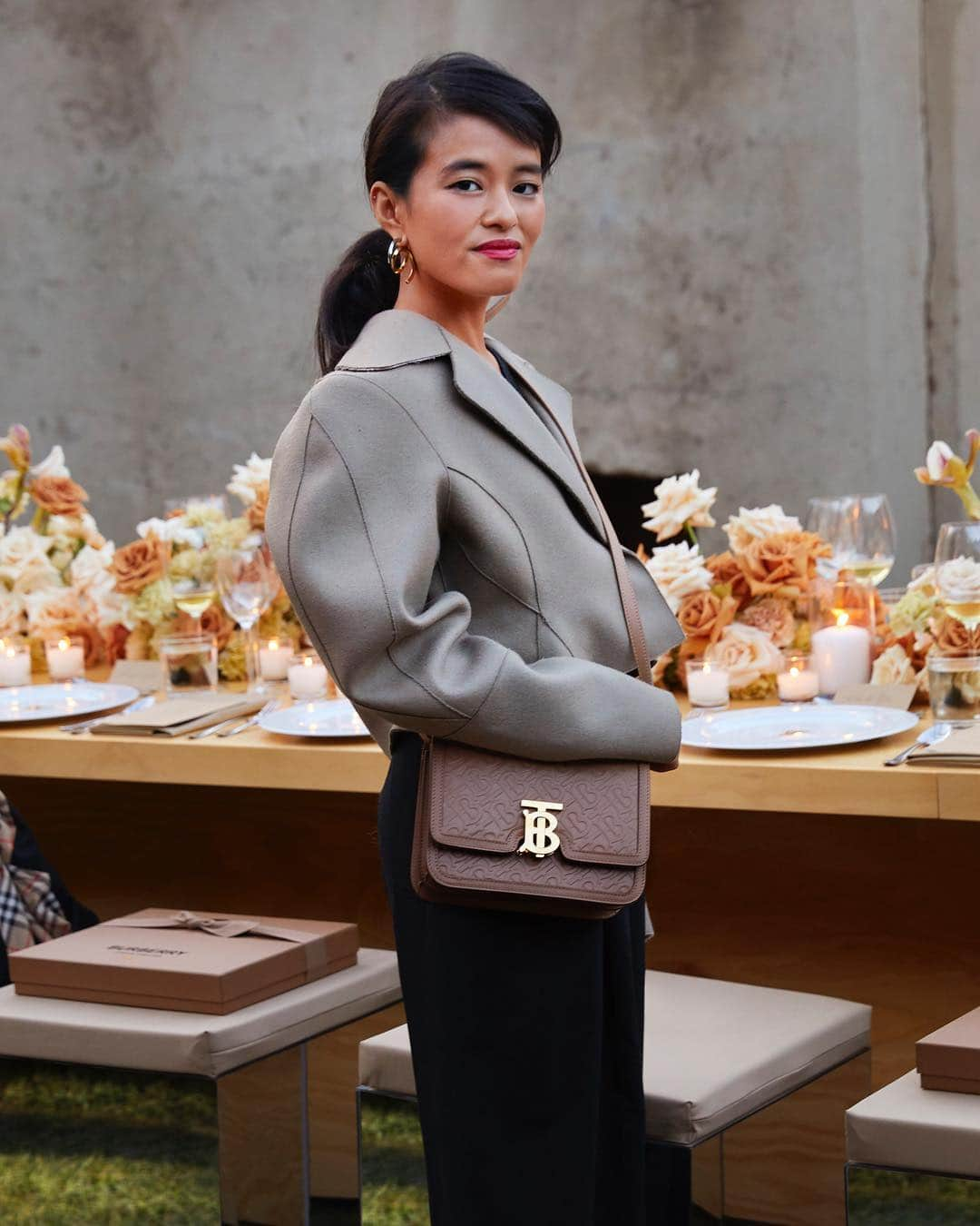 Burberryさんのインスタグラム写真 - (BurberryInstagram)「A celebration of #TheTBbag . Olivia Lopez wears the small #ThomasBurberryMonogram leather TB bag in Los Angeles . #BurberryGeneration」4月19日 4時58分 - burberry