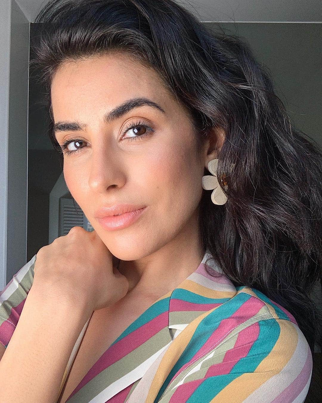 Sazan Hendrixさんのインスタグラム写真 - (Sazan HendrixInstagram)「Hey fam I’m teaming with @lorealskin and @cvs_beauty to share 3 of my REAL TALK anti-aging tips below:  1. Exfoliate: Give your skin a good scrub 1-2 times a week with a powerful exfoliator to get rid of dead skin. Your skin’s cells are constantly regenerating so if you don’t exfoliate regularly that’s lots of dead skin piling up! When you exfoliate you’ll better soak up daily products (moisturizers, serums, face oils etc.) ✨  2. Incorporate Hyaluronic Acid: it’s a powerful anti-aging ingredient to help reduce wrinkles and plump dull skin! If you’re not looking to spend too much, @lorealskin’s Derm Intensives Hyaluronic Acid Serum is affordable yet powerful! The formula is not sticky, and you can use it both day and night. Just a couple drops to plump your skin & keep it super hydrated. In the morning, I’ve been loving adding this into my normal skincare routine, putting on some concealer and heading out the door. Sooo easy 🙌🏼 ✨ 3. Drink more water: easier said than done! ;) I challenge you to drink half your body weight in ounces of water DAILY! Best way to do this is to carry around a water bottle and sip throughout the day. Water not only keeps your body healthy but it helps flush out toxins and impurities for healthier and more radiant skin. If your face feels tight, it’s a sign it’s dry and thirsty! A.K.A. more prone to wrinkles. Drink up! #LOrealParisPartner #BeautyUnaltered #CVSBeauty」4月19日 4時58分 - sazan