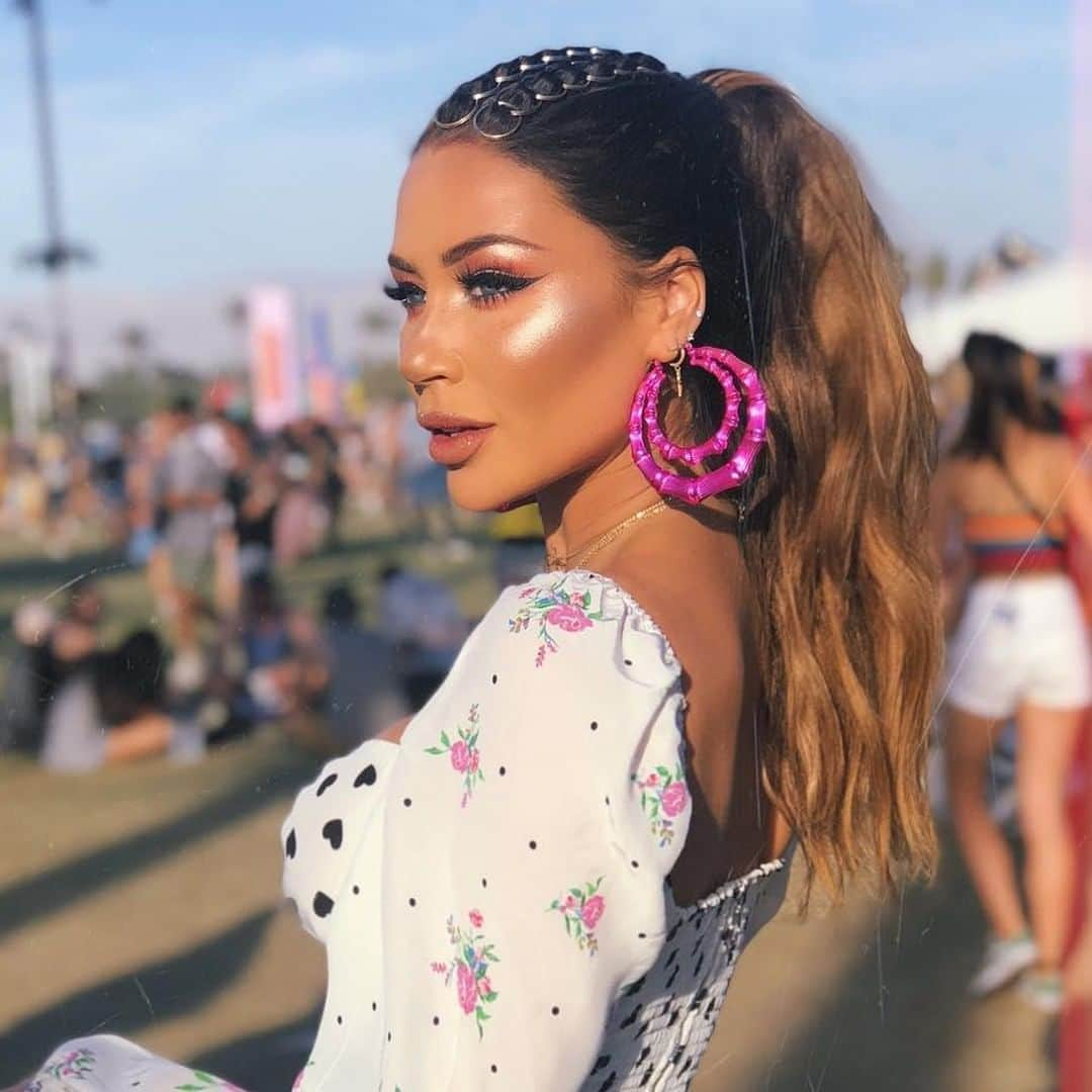 NYX Cosmeticsさんのインスタグラム写真 - (NYX CosmeticsInstagram)「Blinded by this festival glow by @ccclarkebeauty 🤩☀ She wears our Born To Glow Highlighting Palette + Highlight & Contour Pro Palette + Ultimate Shadow Palette in 'Phoenix' + Epic Ink Liner + Lip Lingerie in 'Ruffle Trim' to complete the look ✔🌴🎶 || #nyxcosmeticscoachella #nyxcosmetics」4月19日 4時59分 - nyxcosmetics