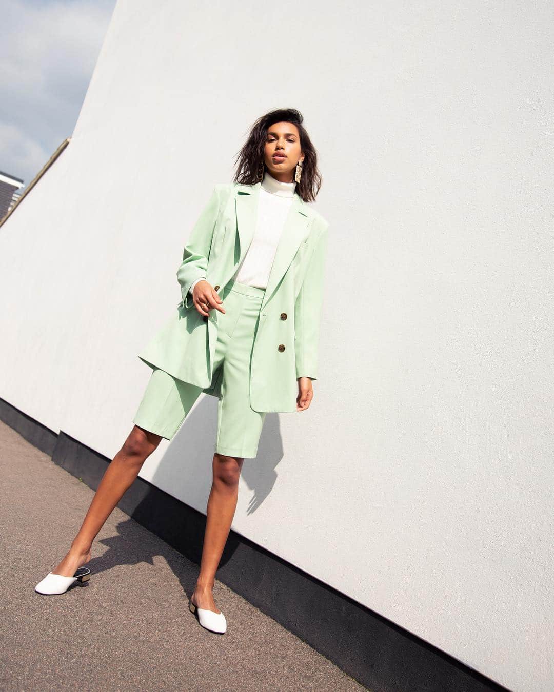 ASOSさんのインスタグラム写真 - (ASOSInstagram)「The outfit combos for this shorts suit are endless – but here’s 3 to get you started… 😎 🔎 ASOS DESIGN blazer (1445804) and shorts (1445805) 🗣 Image description: a model wearing a mint-coloured suit 3 ways」4月19日 5時00分 - asos