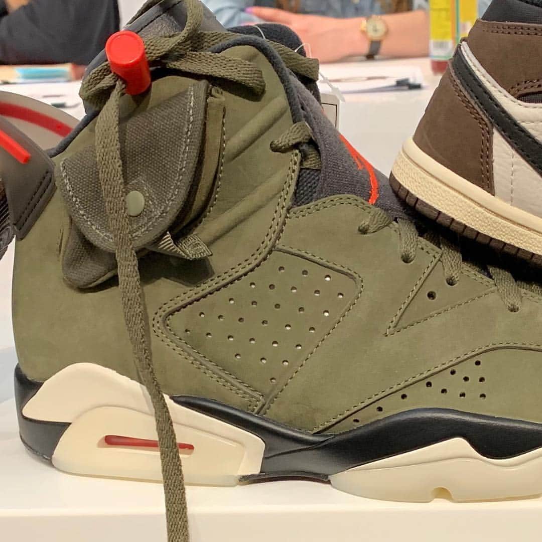 Sneaker News x Jordans Dailyさんのインスタグラム写真 - (Sneaker News x Jordans DailyInstagram)「@travisscott giving us that early glimpse at a pair of collaborative AJ 6s 👀🌵 Cop or pass? Tap the link in the bio for more details #jordansdaily」4月19日 5時05分 - jordansdaily