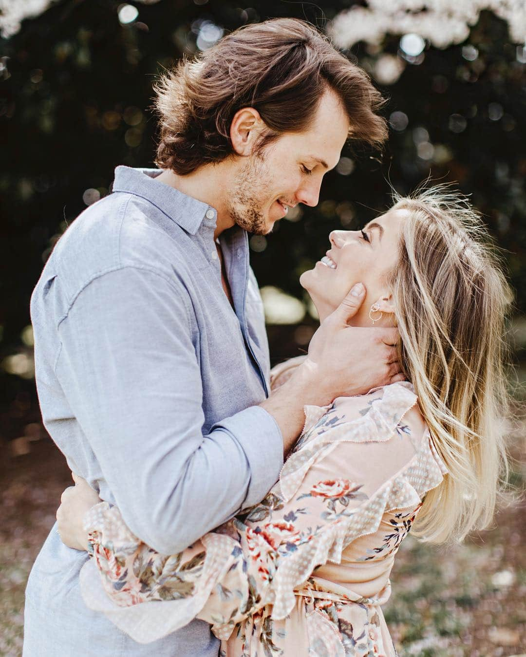 ショーン・ジョンソンさんのインスタグラム写真 - (ショーン・ジョンソンInstagram)「We will forever have neck problems 😂 #marriage @andrewdeast」4月19日 5時21分 - shawnjohnson