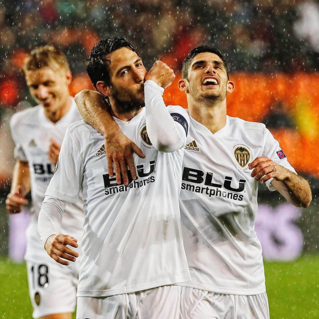 バレンシアCFさんのインスタグラム写真 - (バレンシアCFInstagram)「🔥 CAPTAIN . No hay Parada para Parejo 💥 . Eres DEMASIADO 🔝 @dani_parejo10 🖤 . #VCFVillarreal」4月19日 5時19分 - valenciacf