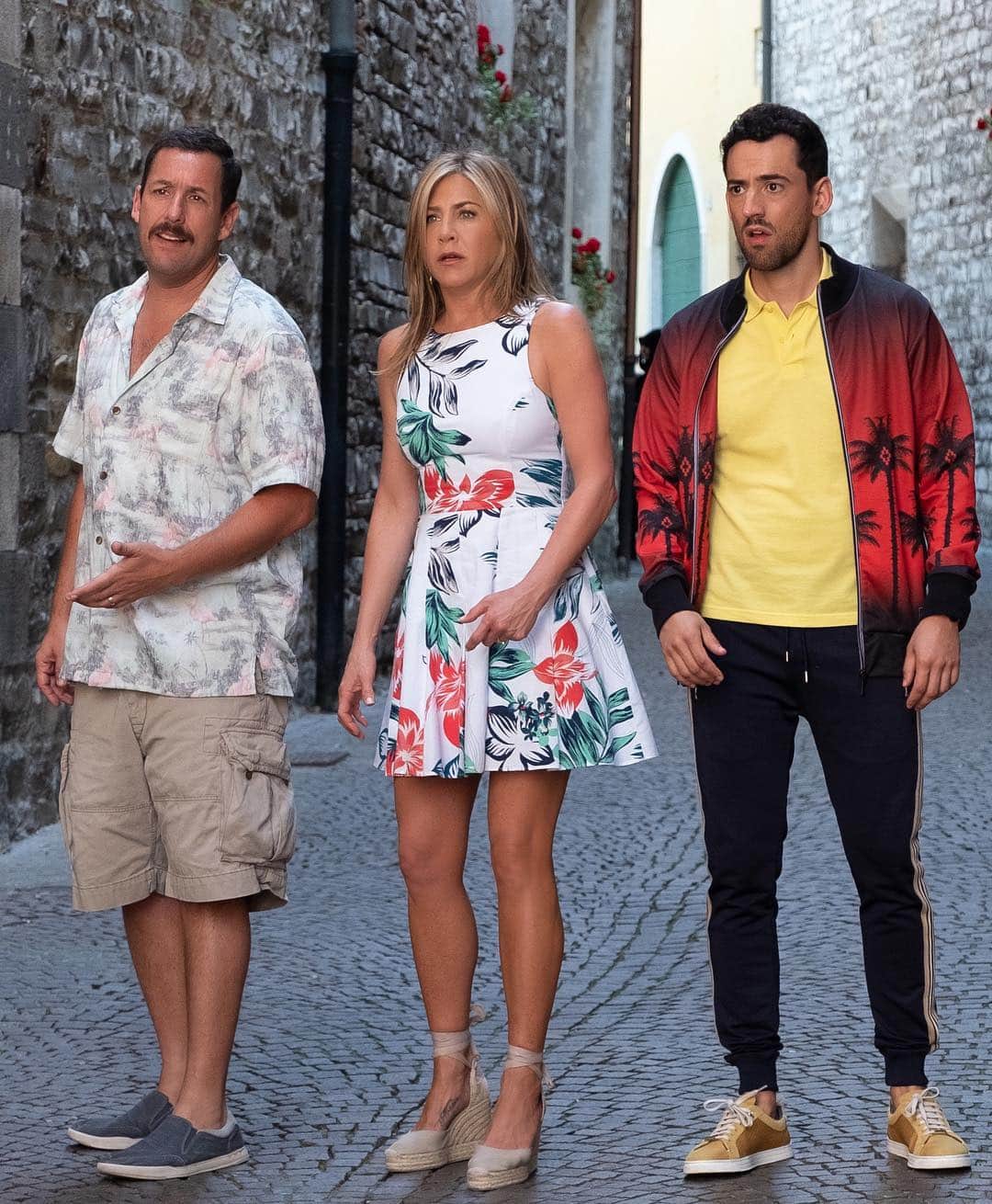Just Jaredさんのインスタグラム写真 - (Just JaredInstagram)「Here’s your first look at Jennifer Aniston and @adamsandler in their upcoming @netflix movie “Murder Mystery.” The film doesn’t have a release date yet but should hit the streaming service in June! #JenniferAniston #AdamSandler Photos: Netflix」4月19日 5時30分 - justjared