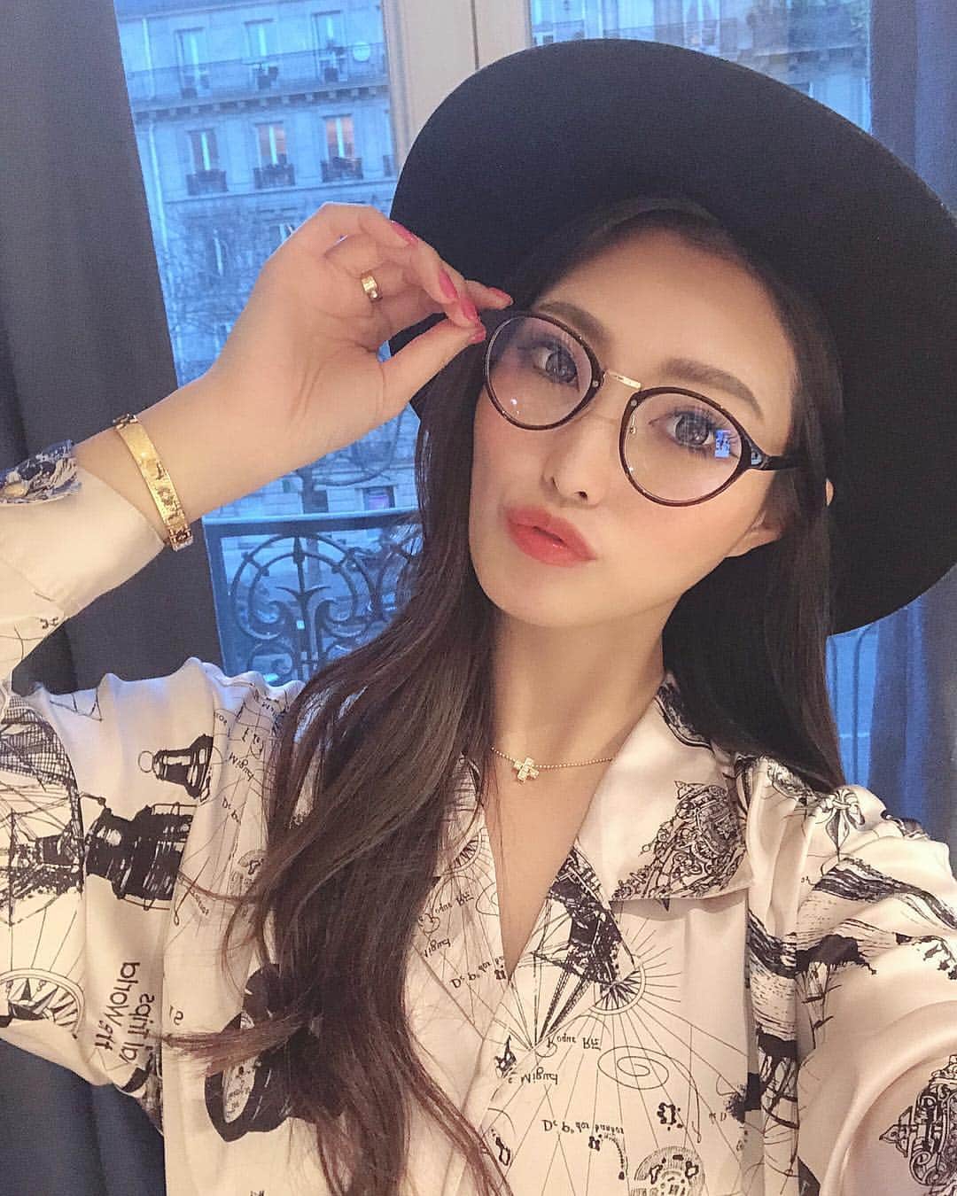 のインスタグラム：「シャツが大好き♬ 大学生の時にパリで買ったシャツをまた持ってきた#🇫🇷 ✌️😝 #mikachuootd」