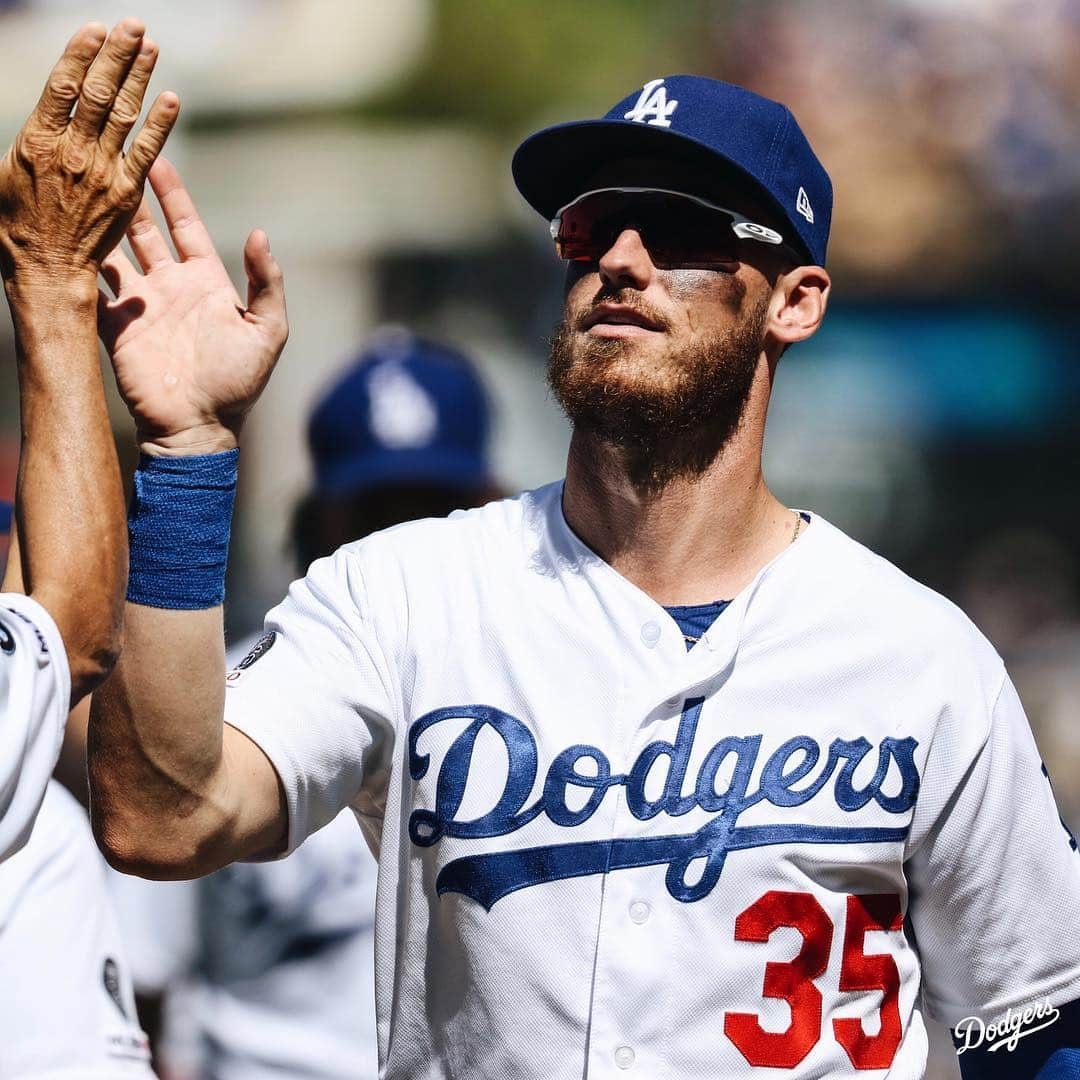 Los Angeles Dodgersさんのインスタグラム写真 - (Los Angeles DodgersInstagram)「It’s #NationalHighFiveDay? Well, please send us all the #DodgerFives then. 🖐」4月19日 5時34分 - dodgers