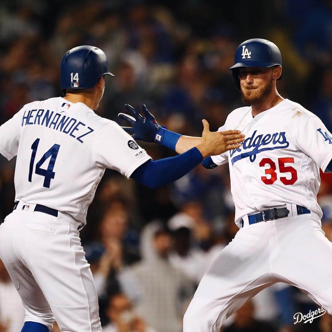 Los Angeles Dodgersさんのインスタグラム写真 - (Los Angeles DodgersInstagram)「It’s #NationalHighFiveDay? Well, please send us all the #DodgerFives then. 🖐」4月19日 5時34分 - dodgers