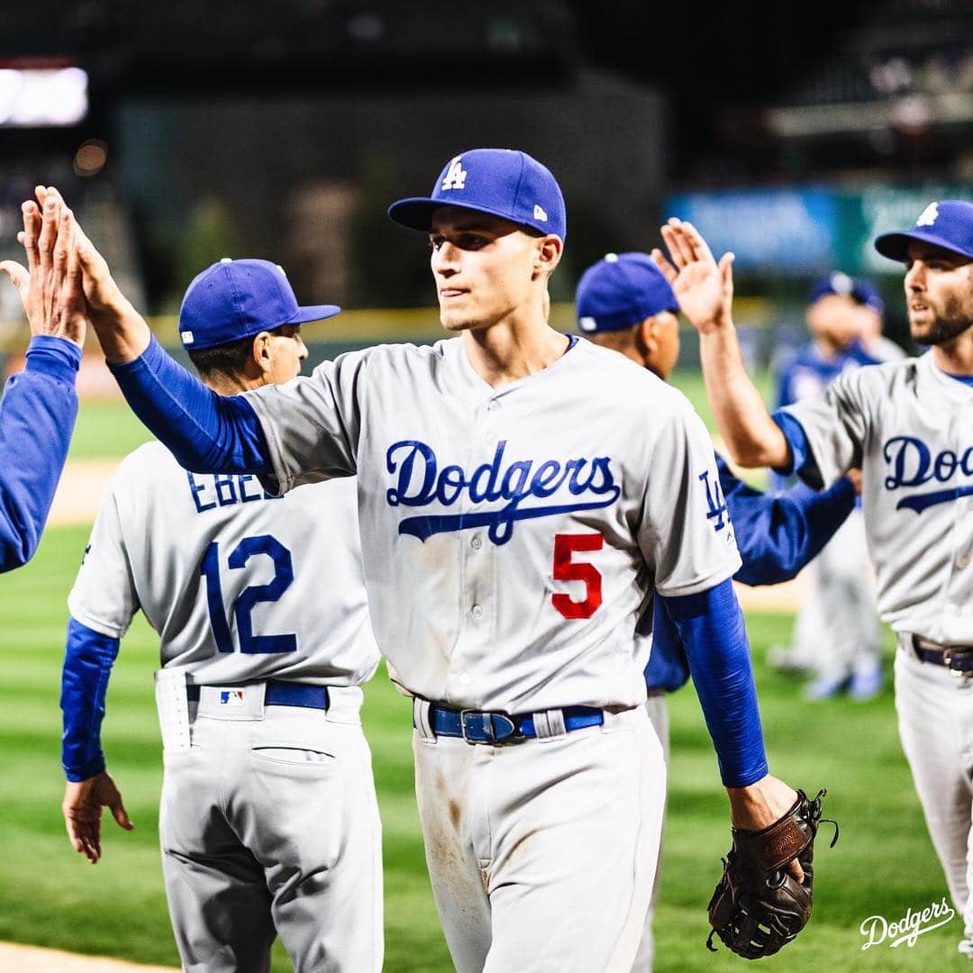 Los Angeles Dodgersさんのインスタグラム写真 - (Los Angeles DodgersInstagram)「It’s #NationalHighFiveDay? Well, please send us all the #DodgerFives then. 🖐」4月19日 5時34分 - dodgers