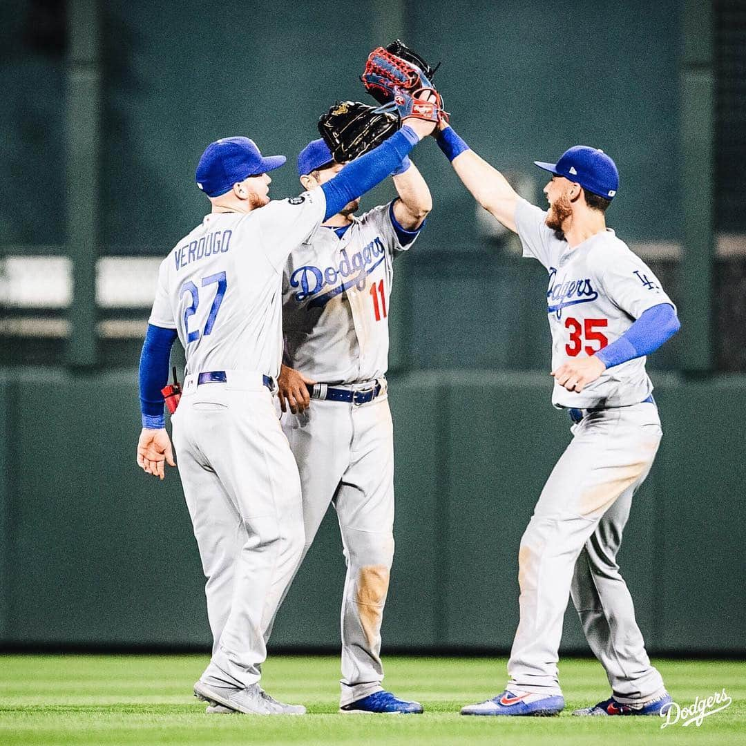 Los Angeles Dodgersさんのインスタグラム写真 - (Los Angeles DodgersInstagram)「It’s #NationalHighFiveDay? Well, please send us all the #DodgerFives then. 🖐」4月19日 5時34分 - dodgers