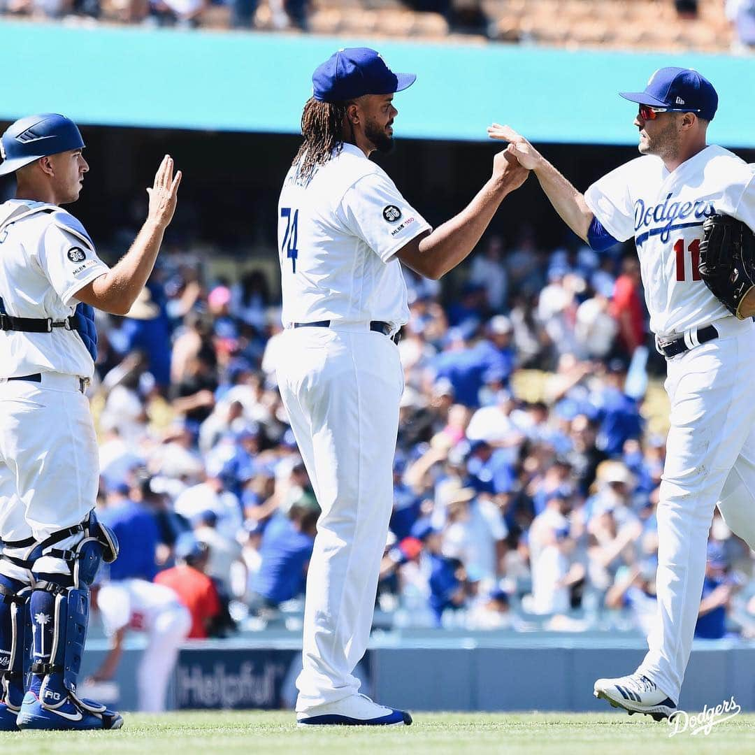 Los Angeles Dodgersさんのインスタグラム写真 - (Los Angeles DodgersInstagram)「It’s #NationalHighFiveDay? Well, please send us all the #DodgerFives then. 🖐」4月19日 5時34分 - dodgers