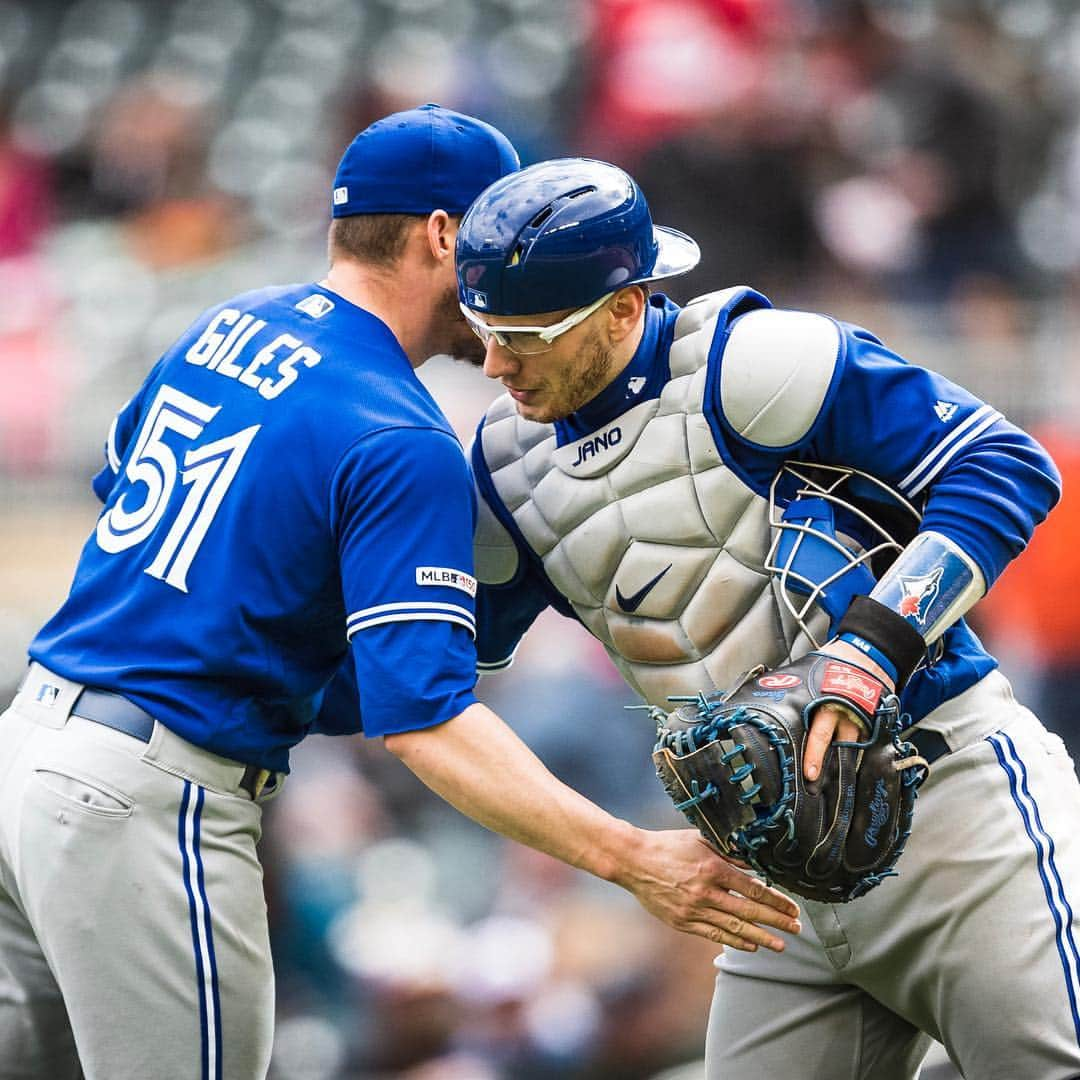 トロント・ブルージェイズさんのインスタグラム写真 - (トロント・ブルージェイズInstagram)「#BlueJaysWin the series! Give us your 🤚 emojis and celebrate #NationalHighFiveDay with us!」4月19日 5時40分 - bluejays