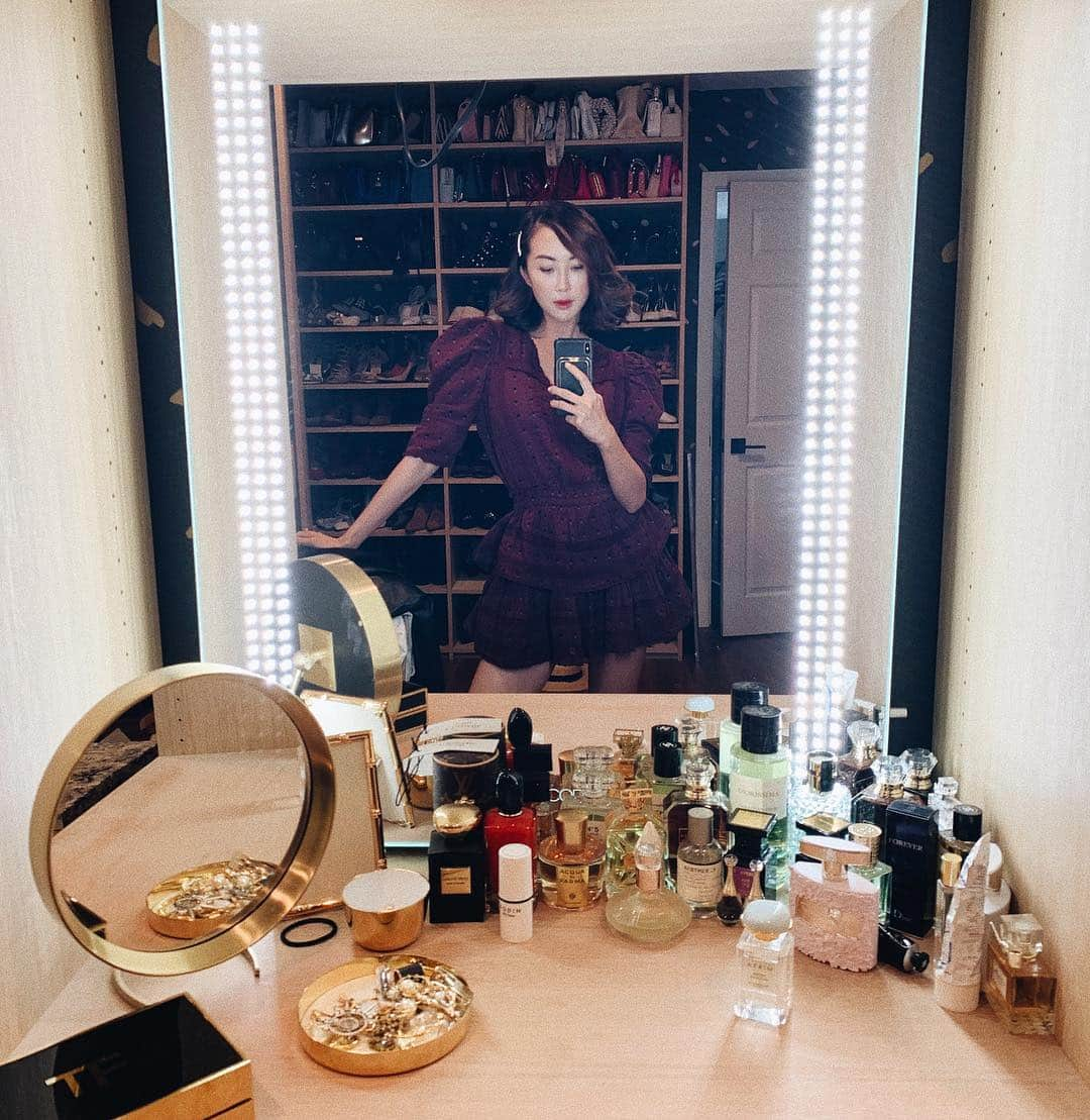 クリッセル・リムさんのインスタグラム写真 - (クリッセル・リムInstagram)「My closet & vanity area has THE worst light, but a girls gotta have her light...right? @glamcorofficial thanks for saving the day, my face, and my selfies! Swipe to see what a difference it makes!」4月19日 5時42分 - chrisellelim