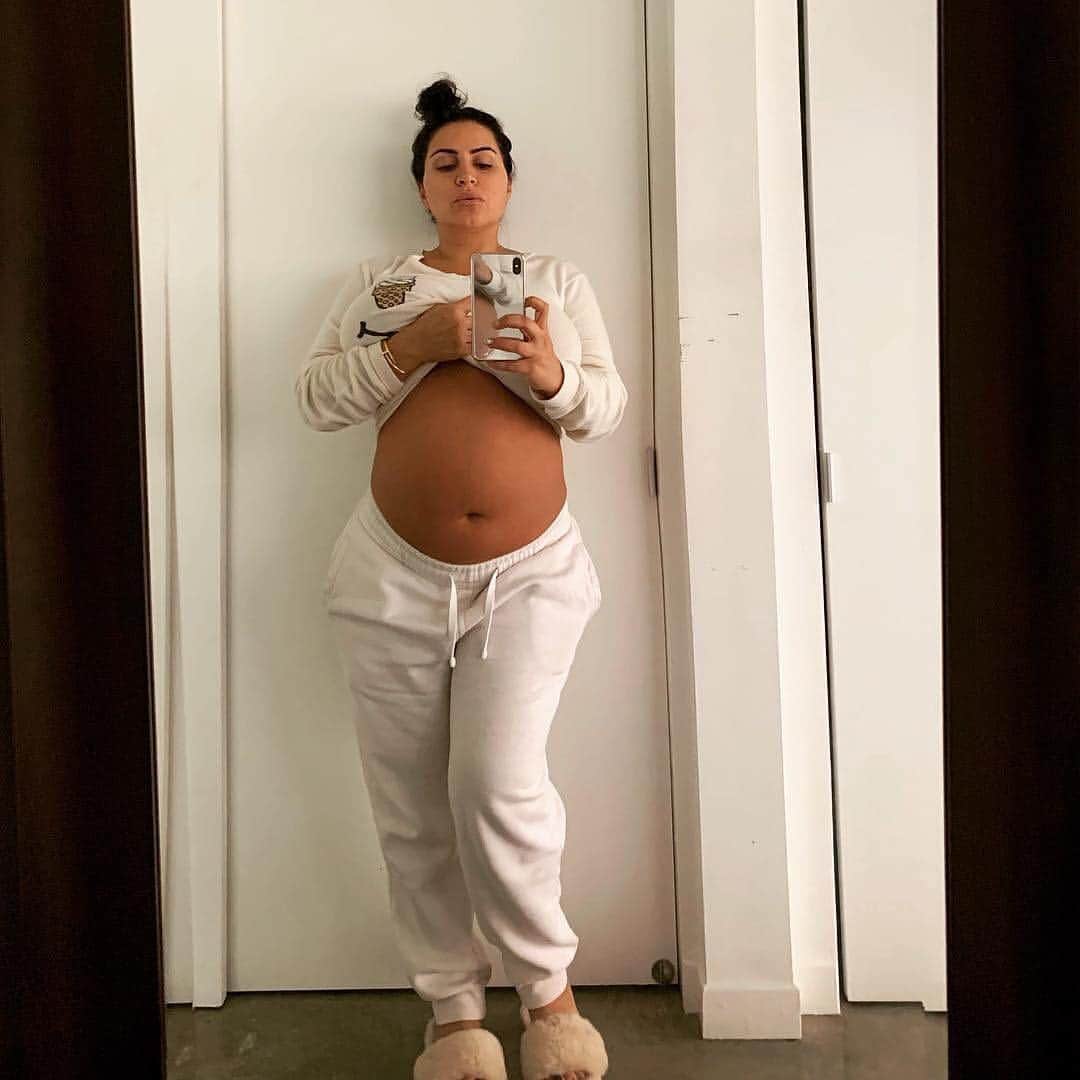 E! Onlineさんのインスタグラム写真 - (E! OnlineInstagram)「#ShahsOfSunset star MJ Javid is in the ICU after giving birth to her first son, which her husband claimed as “the worst night of my life." Link in bio for more details on all of the complications and her five-hour surgery. (📷: Instagram)」4月19日 5時43分 - enews