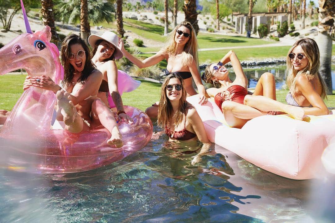 アレッサンドラ・アンブロジオさんのインスタグラム写真 - (アレッサンドラ・アンブロジオInstagram)「Pool party with my GALS 💕🥳🦄✌️💫 #festiGAL #galgoddesses 📸 @ingefonteyne」4月19日 6時05分 - alessandraambrosio