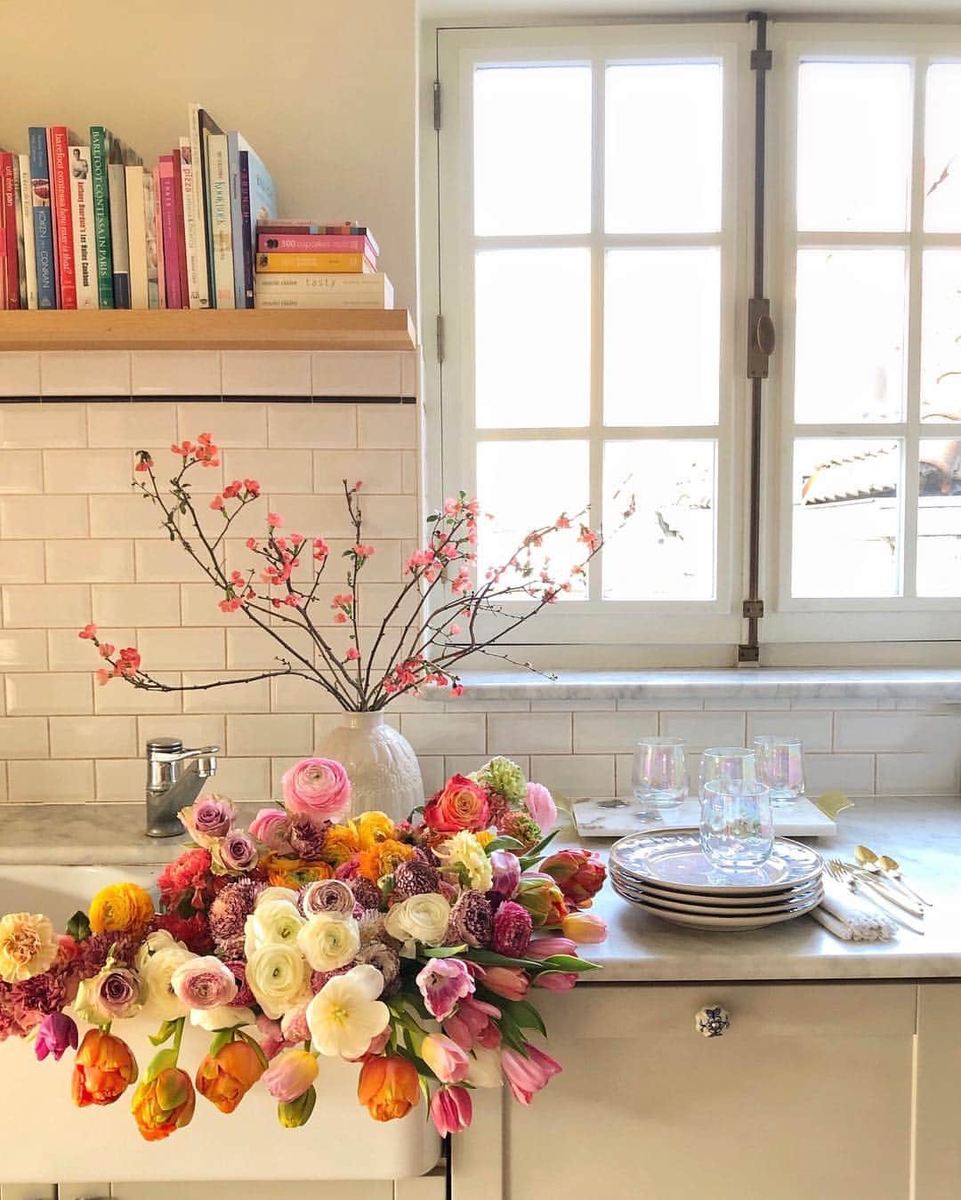 Anthropologieさんのインスタグラム写真 - (AnthropologieInstagram)「Setting the scene for a beautiful meal 💐 Photo via @cakeatelieramsterdam (link in profile to shop 20% OFF dinnerware collections)」4月19日 6時06分 - anthropologie