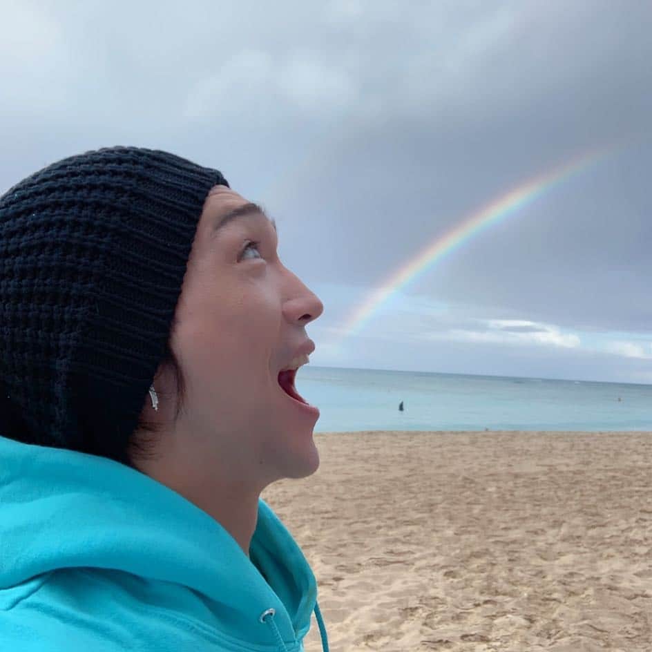 丘山晴己さんのインスタグラム写真 - (丘山晴己Instagram)「時差ボケ早朝６時にビーチ散歩してて まさかのリアルしゅけったっぺー😂🌈🌈🌈 よーく見ると目からも🌈！！ ダブルレインボーふぉおおおおお❤️❤️✨ #insta #hawaii #honolulu #doublerainbow #6am #allsaints hat #chromehearts earpiece #doleplantation hoodie」4月19日 6時06分 - haruki_kiyama