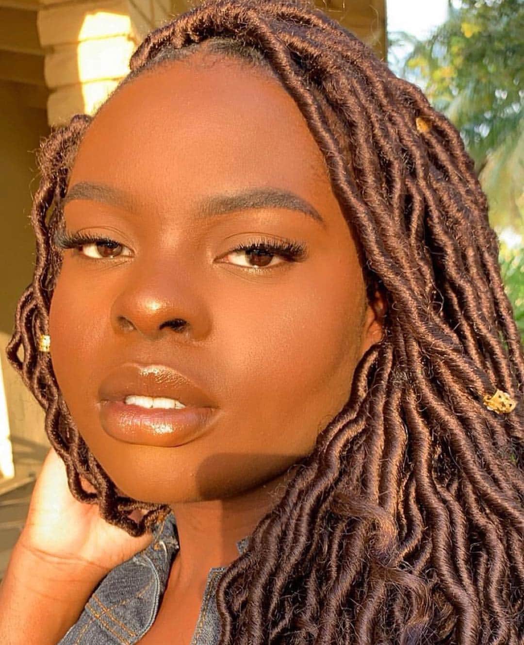 BECCAさんのインスタグラム写真 - (BECCAInstagram)「When the light hits just right✨😍 @samanthaluxebeauty applies #BECCASkinLove Weightless Blur Foundation in Mahogany! Shop this product infused with good for you ingredients at @sephora @sephoramiddleeast 🇸🇦 #GoldenHour ☀️」4月19日 6時00分 - beccacosmetics