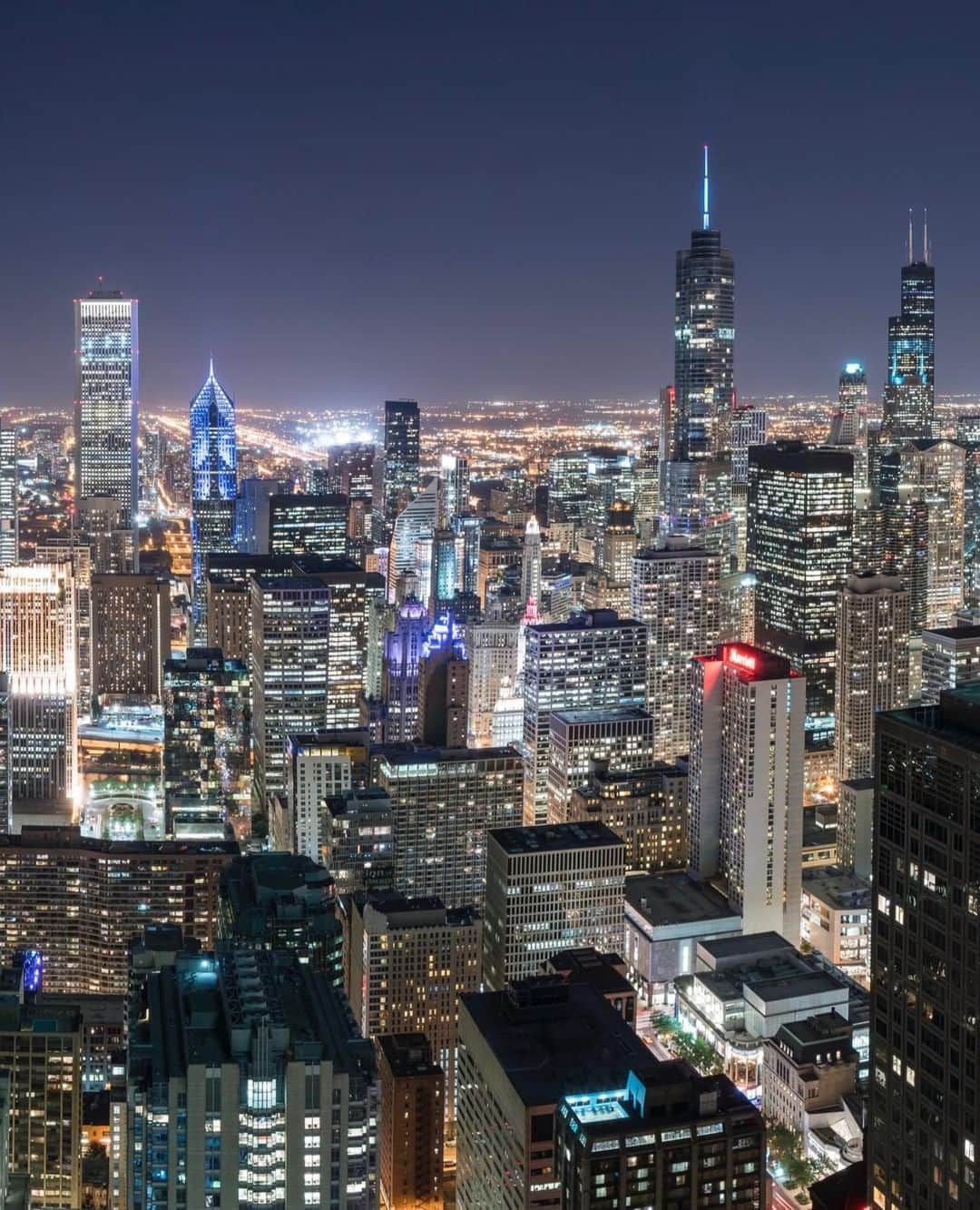 リッツ・カールトンさんのインスタグラム写真 - (リッツ・カールトンInstagram)「Explore the bright streets of Chicago for an evening of excitement during your stay at The Ritz-Carlton, #Chicago. #Illinois #chicity #chitown #evening #excitement #cityview #nightlights #citylights #cityscape #skyline #discover #adventure #travel #travelgram #Instatravel #traveldiaries」4月19日 6時01分 - ritzcarlton