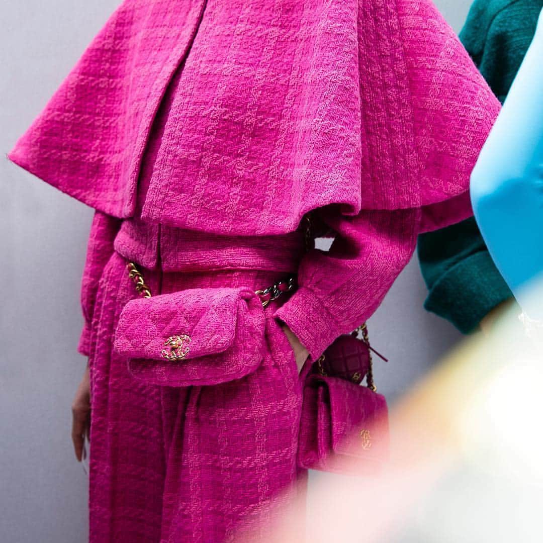 Fashion Weekのインスタグラム：「Hot pink drama backstage @chanelofficial 💕」