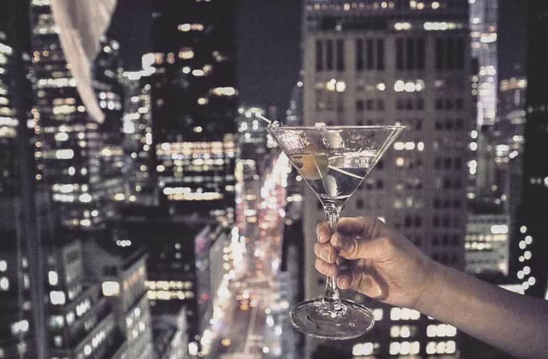 The Peninsula New Yorkさんのインスタグラム写真 - (The Peninsula New YorkInstagram)「Classic cocktails with a shimmering view, as seen only from Salon de Ning 📷: @formoooooom」4月19日 6時01分 - thepeninsulanyc