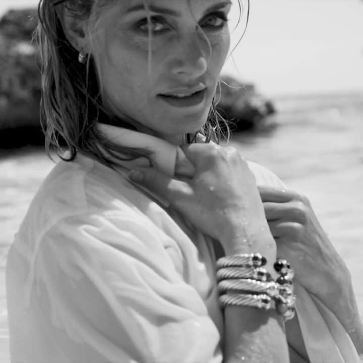 のインスタグラム：「Swim against the current. • Book a flight, go for a dip, live your life. Our favorite free spirit @ambervalletta takes to the water in Pure Form® earrings and a bold stack of new 9mm Cable bracelets. Make a splash via our bio link. • #DavidYurman」