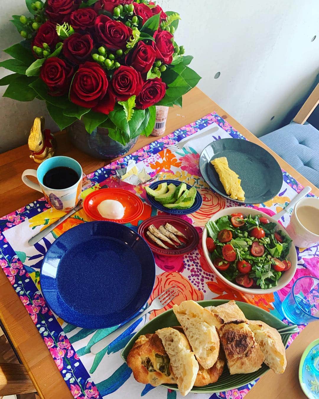 瀬間友里加のインスタグラム：「Good morning ☀️最近のお料理🍞🥗🍅🥑🍗近くにある八百屋さんの野菜の美味しさに感動🥦 @iittala_japan @iihoship @isetan_shinjuku_richardginori #深川製磁本店  定番のお皿達💕オススメの食器あったら教えてください☺️ 今日から3日間お休みです✈️❤️#パンの量多め#朝ごはん だからね #トマト料理多め  #ミニオムレツは失敗#友里加ごはん」
