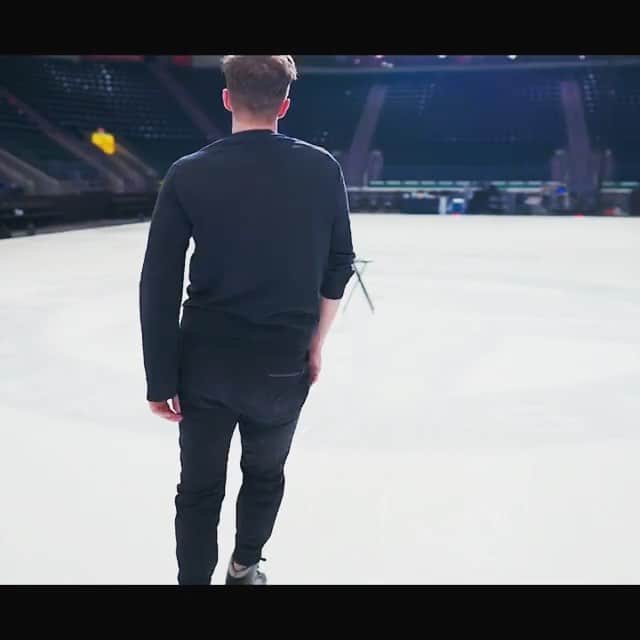 ジェレミー・アボットのインスタグラム：「@starsonice US tour starts tonight!!! It has been an INTENSE week of rehearsals. 11-12 hour days, SO many steps, brand new skates, new costumes, new cast members, new friends, and so much laughter. This year is all about unity. Come out and dance, clap, smile, love, and celebrate life with us! ⭐️」