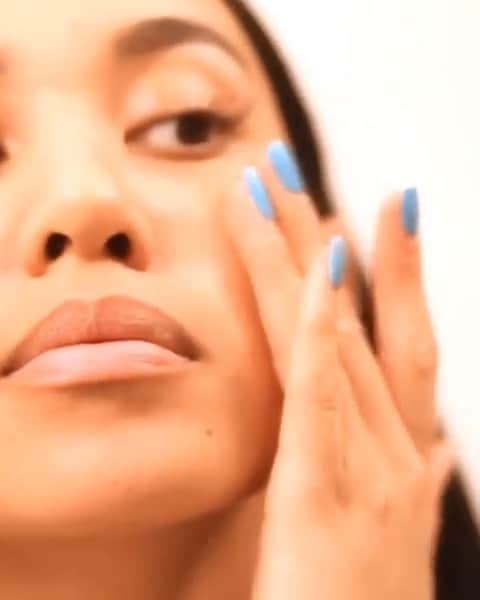 Smashboxのインスタグラム：「#regram @alealimay wearing our Original Photo Finish Smooth & Blur Primer. #BehindEveryGreatFace #SmashboxPrimer」