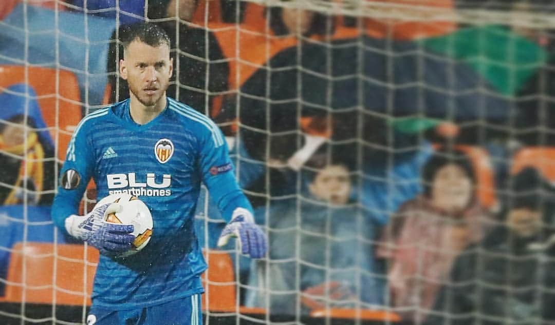 ノルベルト・ムラーラ・ネトのインスタグラム：「Estamos en Semifinales! 👊🏼@europaleague #amuntvalencia」