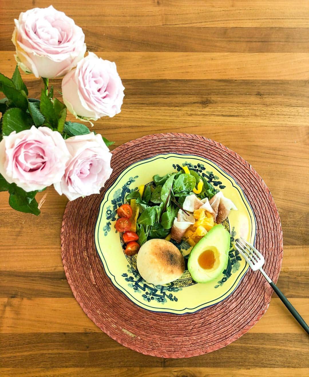 林弓束さんのインスタグラム写真 - (林弓束Instagram)「#ゆづ飯 ワンプレート朝ごパン。 ルッコラ、ベビーリーフ、パプリカ、 プチトマト、生ハム、オレンジ🍊 バジルパン、アボカドにはちみつ🍯 シンプルにオリーブオイル、塩、白ワインビネガーで。」4月19日 12時21分 - hayashiyuzuka