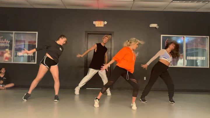 Mia Diazのインスタグラム：「BOYS @lizzobeeating  This fierce Choreo by @mileskeeney  Dancers @mileskeeney  @miadiaz @paolaagar_  @haleyhuelsmandance  @adrenalinedanceco  Thanks for the amazing class!!! Amazing as expected 💥💥🚨🚨 #wecute」