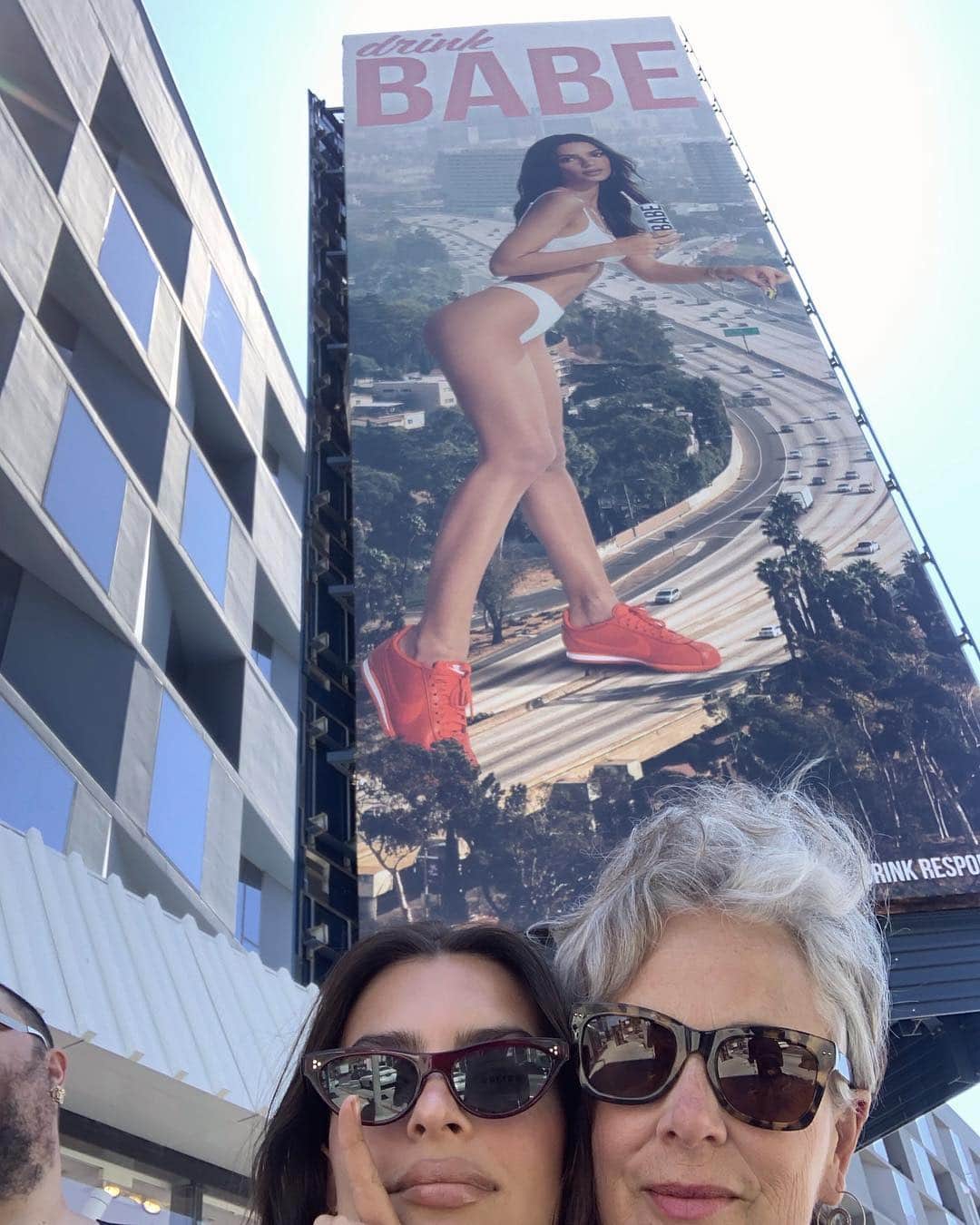エミリー・ラタコウスキーさんのインスタグラム写真 - (エミリー・ラタコウスキーInstagram)「Took Mom and Dad to see my @drinkbabe billboard with @thefatjewish 🥂🤓💕✨」4月19日 6時50分 - emrata