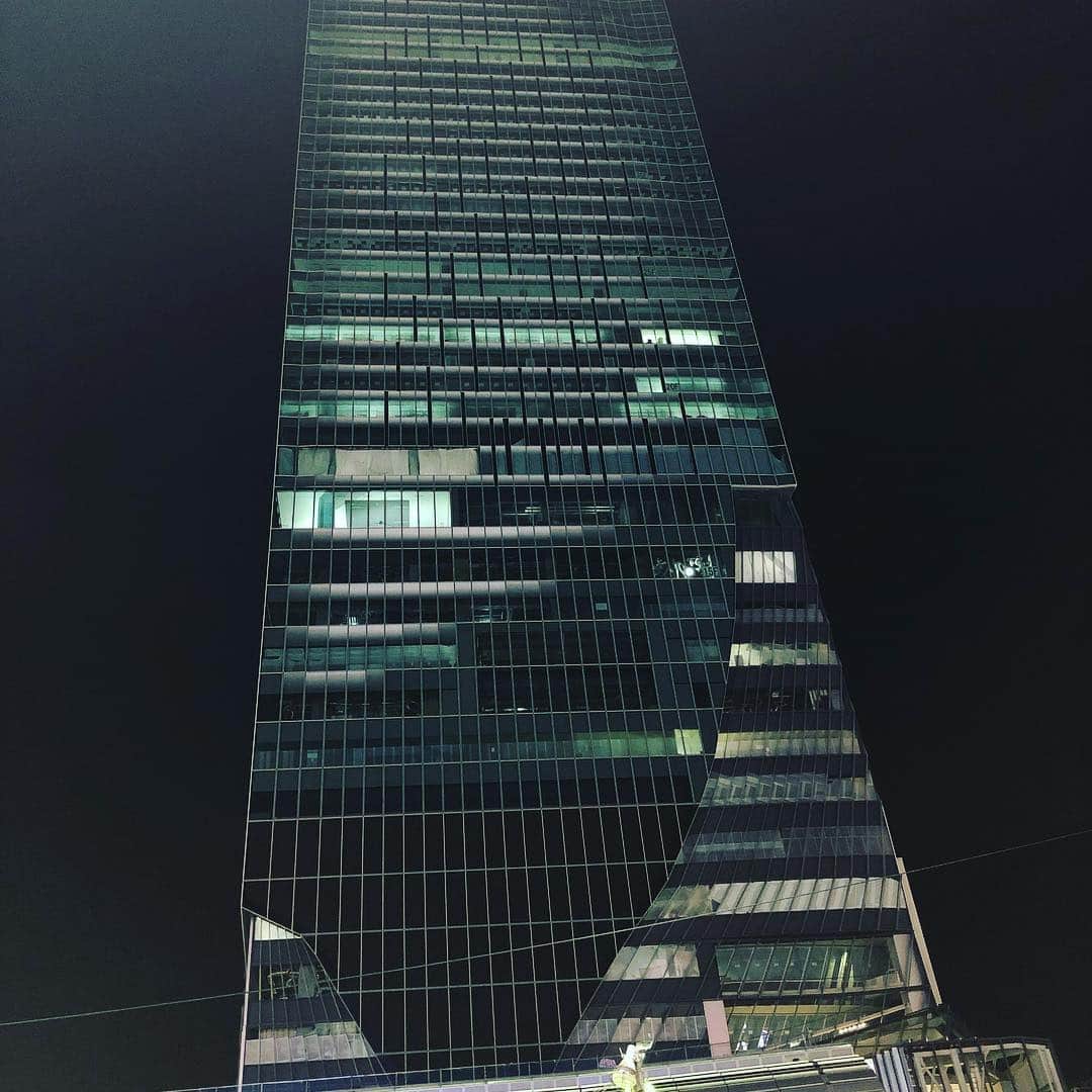 門倉聡のインスタグラム：「‪渋谷の駅前の新しいビル笑‬ ‪45階建って何になるのか。‬ ‪またまたオリンピック見越してホテルかなぁ。‬ ‪あの場所には高すぎて笑うしかない。‬ #渋谷 #渋谷駅前」