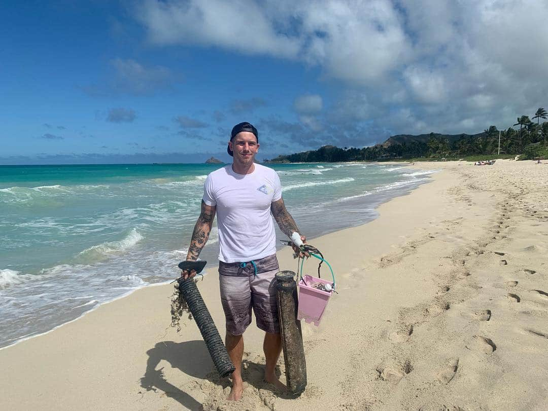 ザッキー・ヴェンジェンスさんのインスタグラム写真 - (ザッキー・ヴェンジェンスInstagram)「My name is Zack and I like long walks on the beach.🏝♻️🗑 #kailua #beachcleanup #amerrickan #oahu #luckywelivehawaii #earthdayline #getoutside #trash #musician #fitness」4月19日 7時01分 - zacharymerrick