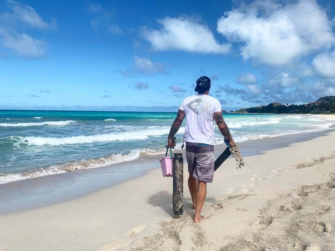 ザッキー・ヴェンジェンスのインスタグラム：「My name is Zack and I like long walks on the beach.🏝♻️🗑 #kailua #beachcleanup #amerrickan #oahu #luckywelivehawaii #earthdayline #getoutside #trash #musician #fitness」